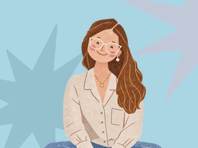 Psicopedagoga orientando outra mulher diante de um notebook e de um caderno